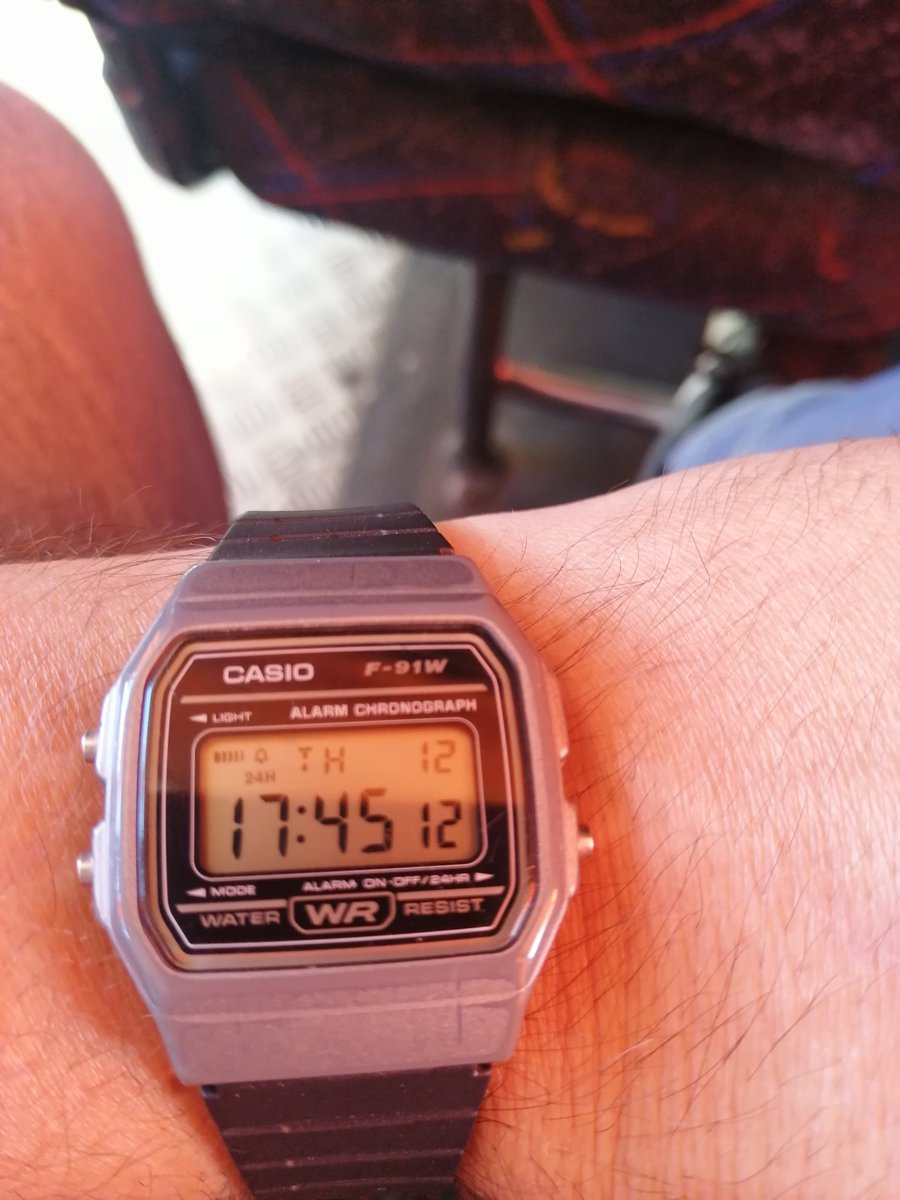 Que habrá querido decir Shakira?? Que mi casio @CasioOficial era tan mierda que lo comparó con pike 🥺🥺