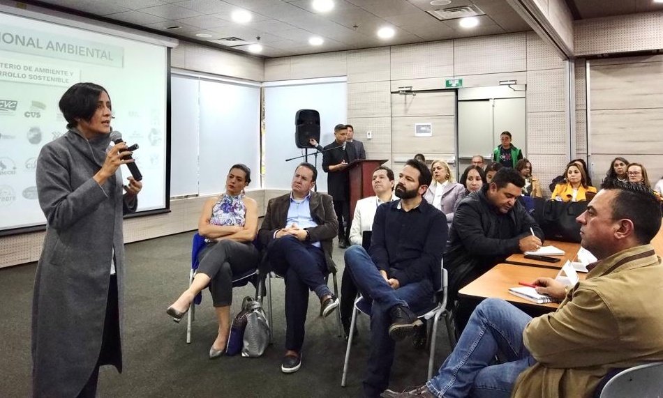 "Hemos ido visualizando el programa ambiental de estos 4 años y el papel que tendrá el #SistemaNacionalAmbiental. Buscamos una transformación visible, acuerdos sociales y gobernanza del agua. Buscamos una economía que no destruya la naturaleza": Ministra <a href="/susanamuhamad/">Susana Muhamad</a>.