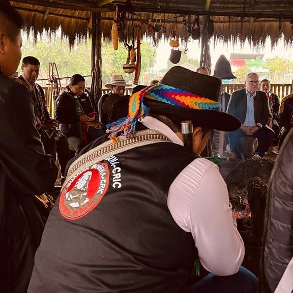 MinjusticiaCo's tweet photo. #Popayán | Con una armonización en la Tulpa de la #UAIIN, la consejería mayor del @CRIC_Cauca y el @MinjusticiaCo @osunanestor dieron paso a un diálogo abierto y fraterno para construir propuestas de cambio que beneficien a las comunidades y los territorios.

#ElGobiernoDeLaGente https://t.co/Sv1zgzjYWC