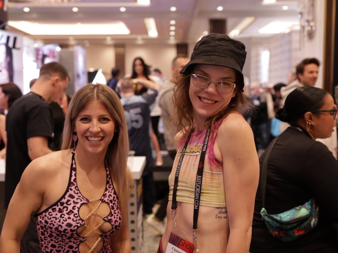 Never gets old watching honey  kiss pretty ladies, Honey and @Dani_Devine69 at #avnexpo2023 https://t<a href="/tag/avnexpo2023"class="tags"><span>#avnexpo2023</span></a>