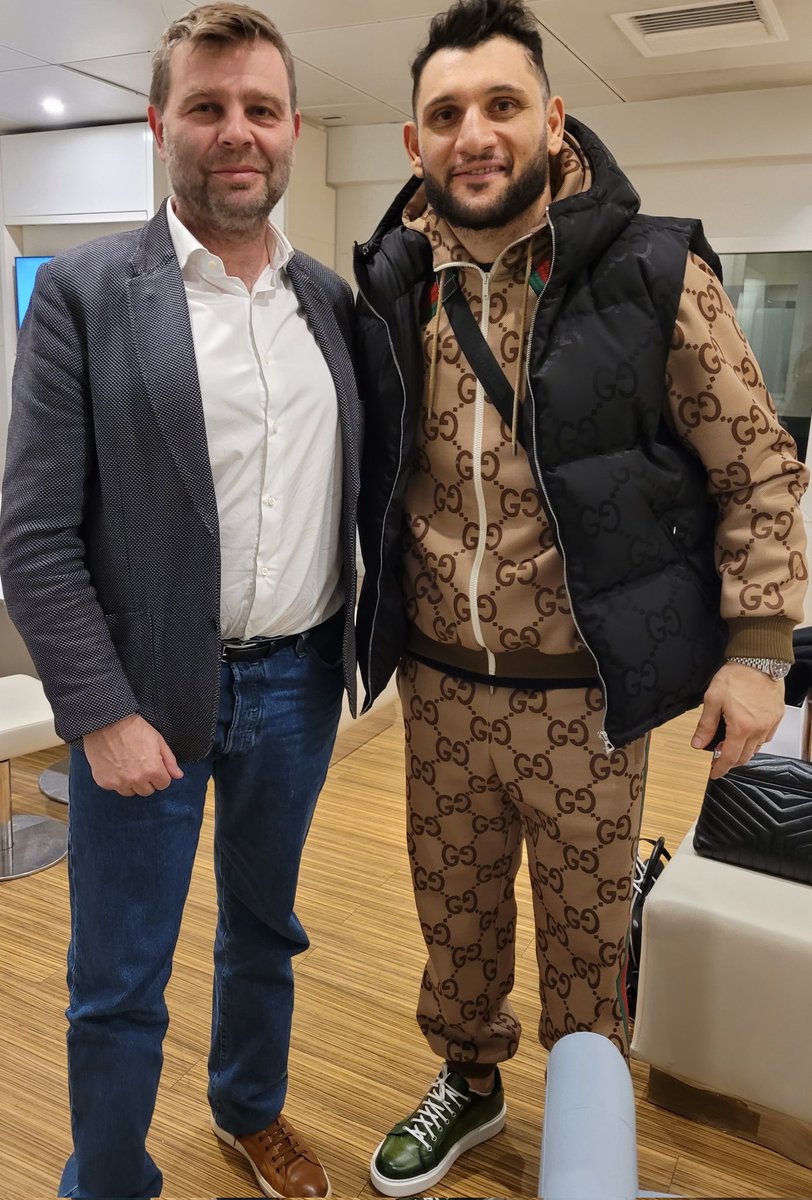 S'il y a bien un Français d'origine arménienne qui pense très fort aux #Armeniens d'#Artsakh assiégés par 🇦🇿, c'est bien lui : <a href="/arsenferoz/">Arsen “Feroz” Goulamirian</a>. Notre champion du monde WBA des lourds-légers était de passage <a href="/Le_Figaro/">Le Figaro</a> et nous l'a dit : c'est pour eux qu'il se bat (et gagne !). 💪🇦🇲🇲🇫