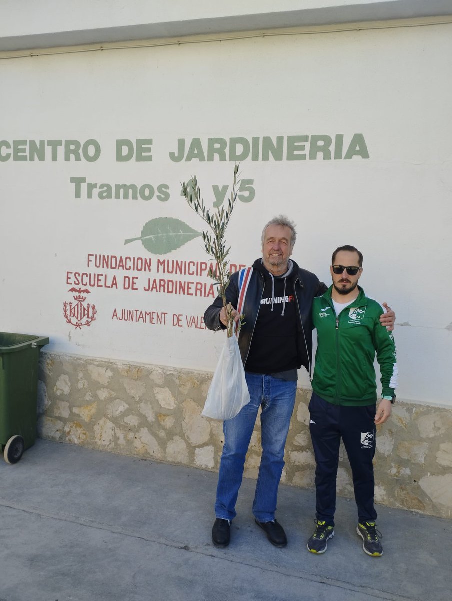 Runners_Norte's tweet photo. Un nuevo olivo de la variedad #picual crece desde hoy en el antiguo Cauce del Río Turia. Detallazo de #FranZamora se lo ha traído desde tierras Jienenses y que pasa a formar parte de la herencia que dejamos los #RunnersNorte a las generaciones venideras. #MasQueCorrer #SomosNorte https://t.co/PXItl168GU