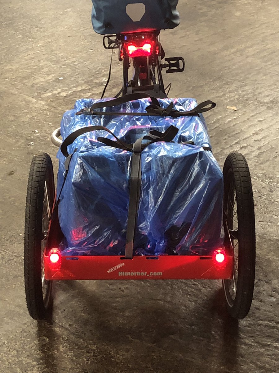 Kcebenah's tweet photo. @EBikeRadler Hab mir ein Pedelec gekauft, weil man da einfach mehr transportieren kann als in einem kleinen Auto! Mit dem kleinen und großen Hinterher. Zum Beispiel 40l Milch oder Sperrgepäck oder einen Lattenrost oder auch ein paar mehr Bananenkartons für Umzüge (15-20st kein Problem). https://t.co/ie5FGuH7Yu