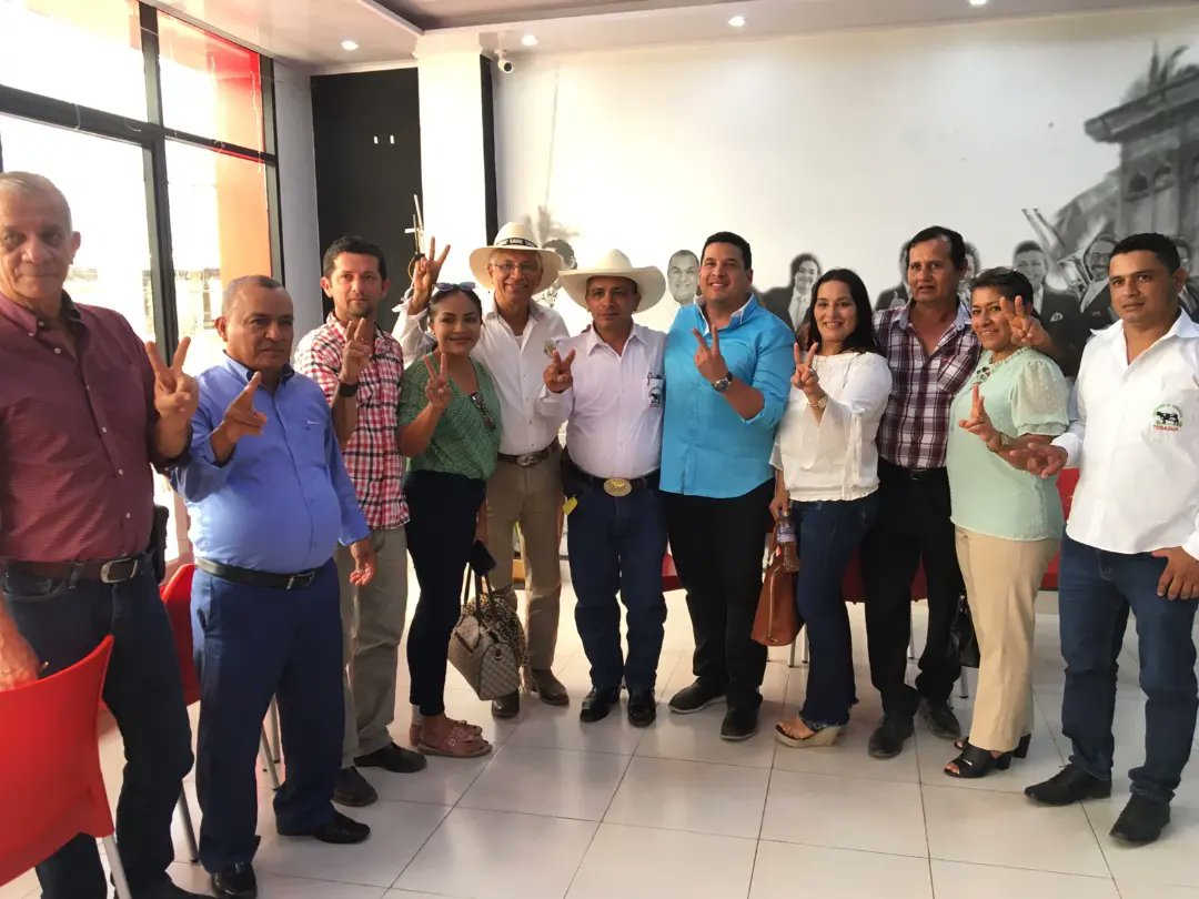 alembertveraec's tweet photo. #ParticipandoAndo
 Encuentro con los miembros de la Corporación de Ganaderos de Manabí, donde pude escuchar las actividades del sector pero también sus necesidades.
Con la participación de todos ustedes transformarnos y recuperaremos la Patria✌🏼💙2️⃣
 #TuSabesQueEstabamosMejor https://t.co/s6AUqJil1i
