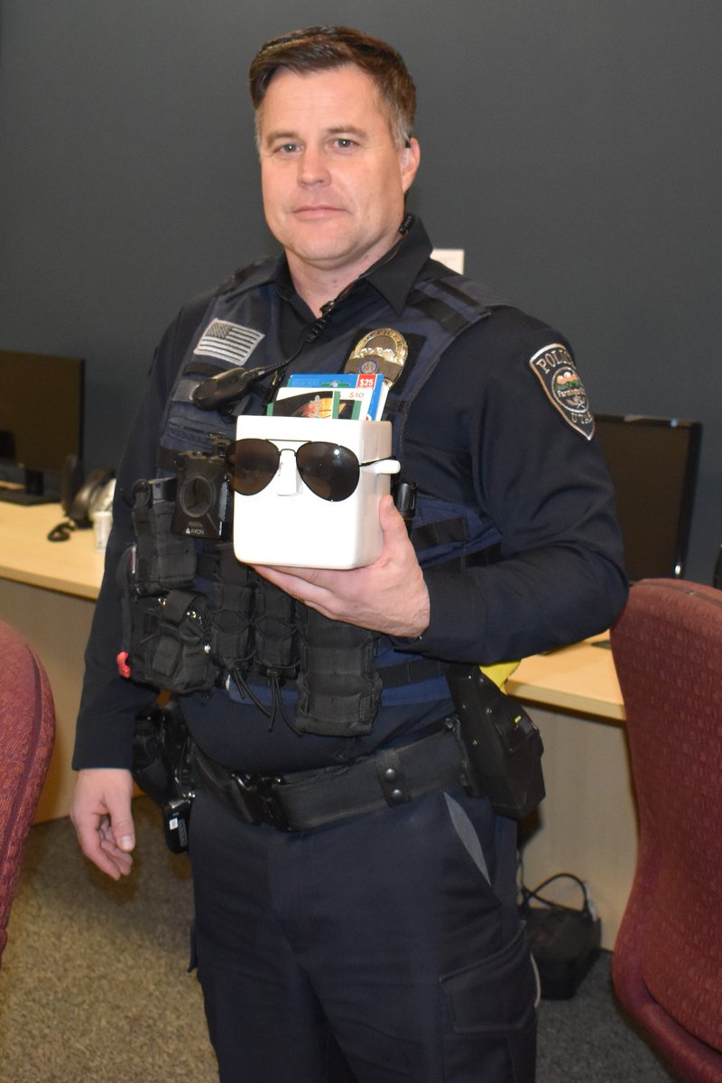 FarmingtonCity's tweet photo. A very special thanks to Bridge House for the large assortment of gift cards they dropped off at the police department for appreciation to the officers! Your generosity is very much appreciated!! Pictured here is Officer Cole! #farmingtonPD #policeman #police #lawenforcement https://t.co/ft8PNquG3p