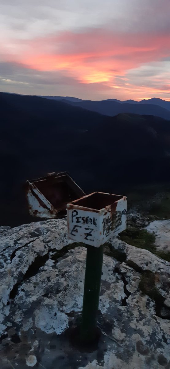 Tarzu9's tweet photo. @anderiza Pistarik ez, mezurik ere ez. Patrika hutsetan mendibuelta tristeak gordetzen dira. Errukirik bai niretzat? https://t.co/0bB9ZpHXyV