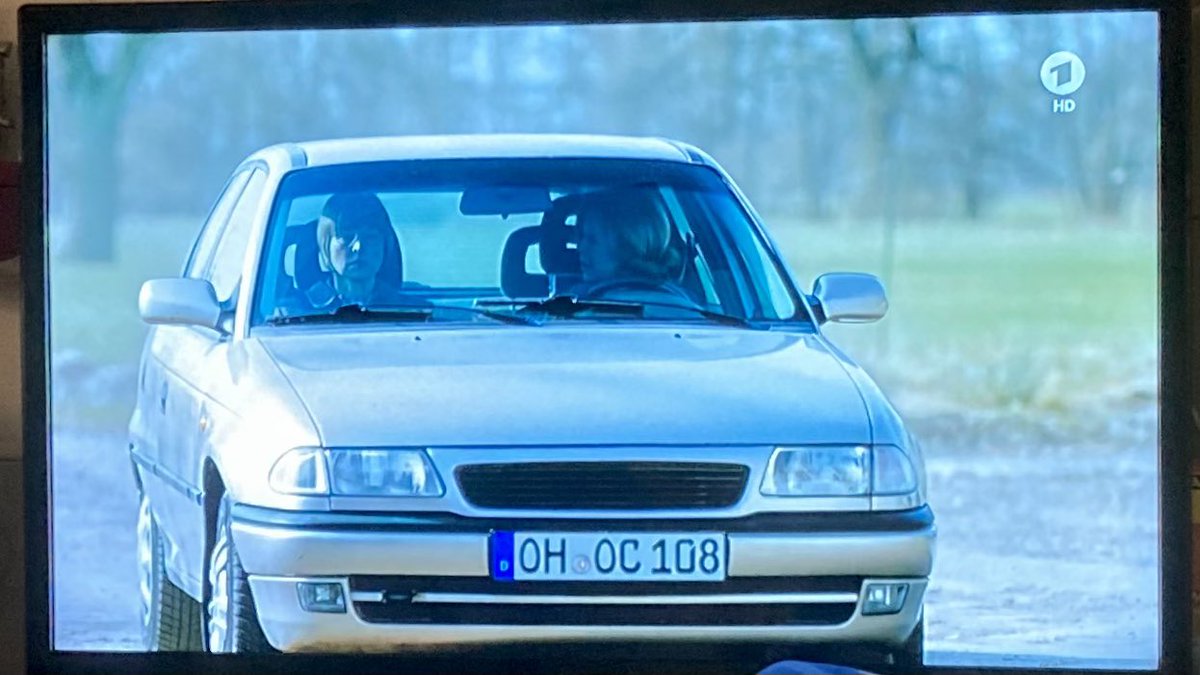 GeorgAlbrecht1's tweet photo. wie lustig. gerade bei #NordBeiNordwest auf #ARD fuhr die Mörderin exakt(!!!) das gleiche Auto wie ich jahrelang! 😆😍
#Opel #AstraF CC #Facelift in #Champagner-Metallic mit #MATTIG-Frontgrill ohne Logo! https://t.co/kVMUzX5rV1