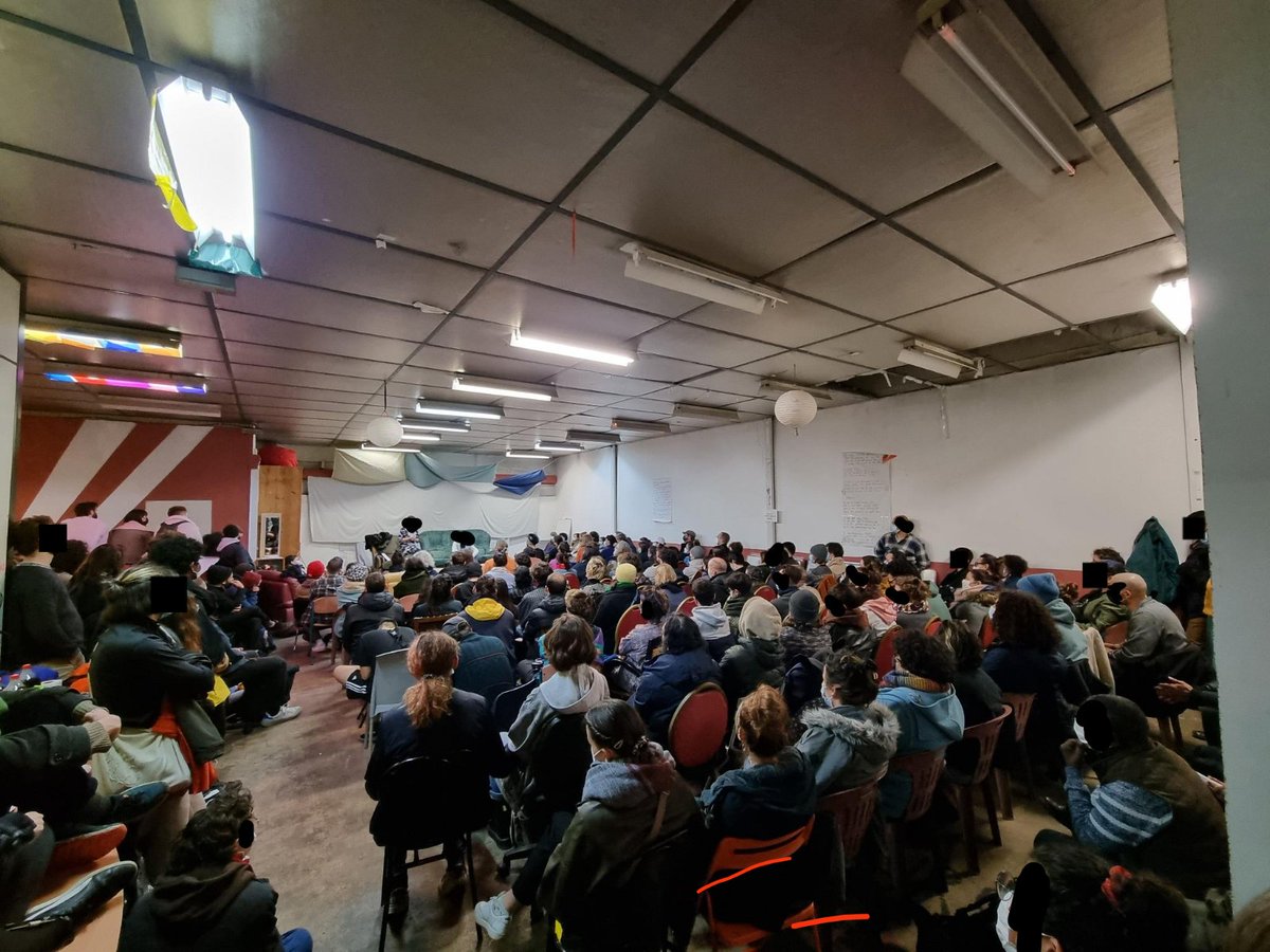 antifa_lyon's tweet photo. 💥Hier énormément de monde pour la présentation du livre "1312 raison d'abolir la police" par @G_Ricordeau
Merci à toutes et tous d'être venus ! https://t.co/a22GX05ZNA