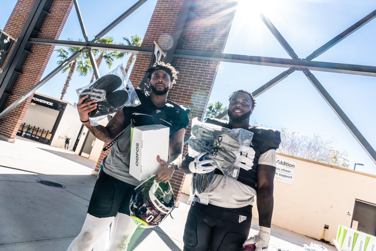 Hula_Bowl's tweet photo. Each player today received a pair of Oofos! Thanks for being such an awesome sponsor! #hulabowl #oofos #collegefootball https://t.co/WLyS1J1vNY