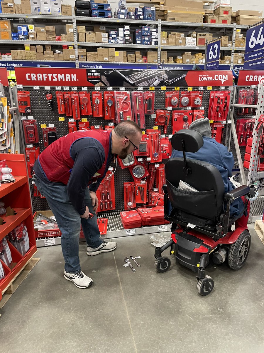 Merch ASM @MerchMasta2594 providing Above and Beyond SMART service for our customers!!! <a href="/JMB_Burnett/">Jeffrey “JB“ Burnett</a> <a href="/DCT0813MD/">Dante Thomas</a> <a href="/BenitoKomadina/">Benito.Komadina@Lowes</a>