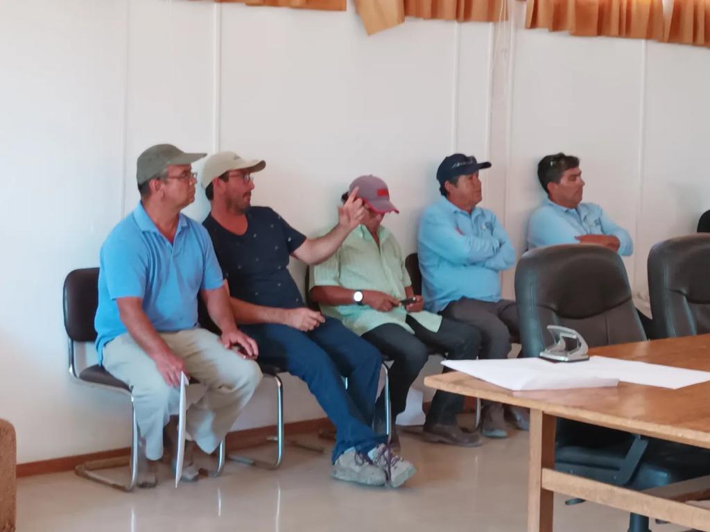 RioHuasco's tweet photo. #Celadores de la #JVRH, se capacitan sobre sus funciones, competencias y responsabilidades, además en temas relativos a la distribución de aguas. La iniciativa estuvo encabezada por la DGA Atacama, @rodsaez1, @MOP_Atacama y equipo técnico de la Junta de Vigilancia del Río Huasco https://t.co/tEaxHZgyVf