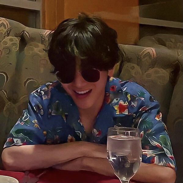 taehyung thinker tweet media