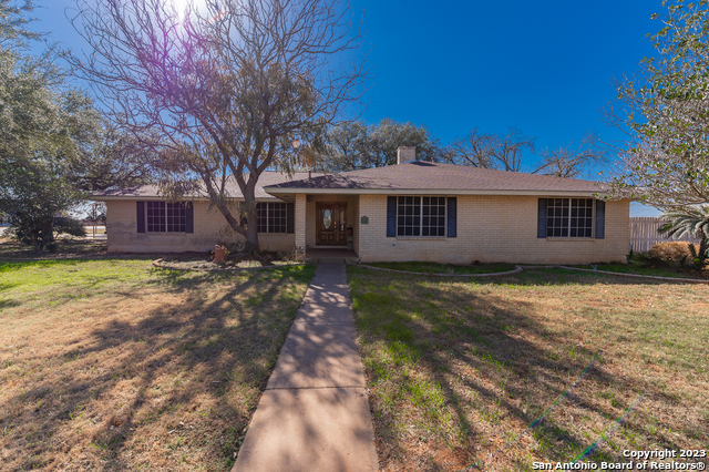 C21Kerrville's tweet image. Do you know someone looking for a great #property in #Pearsall?   #realestate tour.corelistingmachine.com/home/L5P8SY