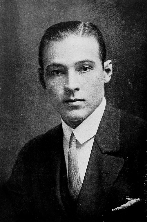 Il y a #100ans #27octobre 1923, 
le célèbre acteur Rudolph Valentino rate l'appareillage du paquebot Leviathan à #Cherbourg malgré la réquisition d'une vedette rapide pour tenter de le rattraper
wikimanche.fr/Rudolph_Valent…
#Éphéméride #Manche