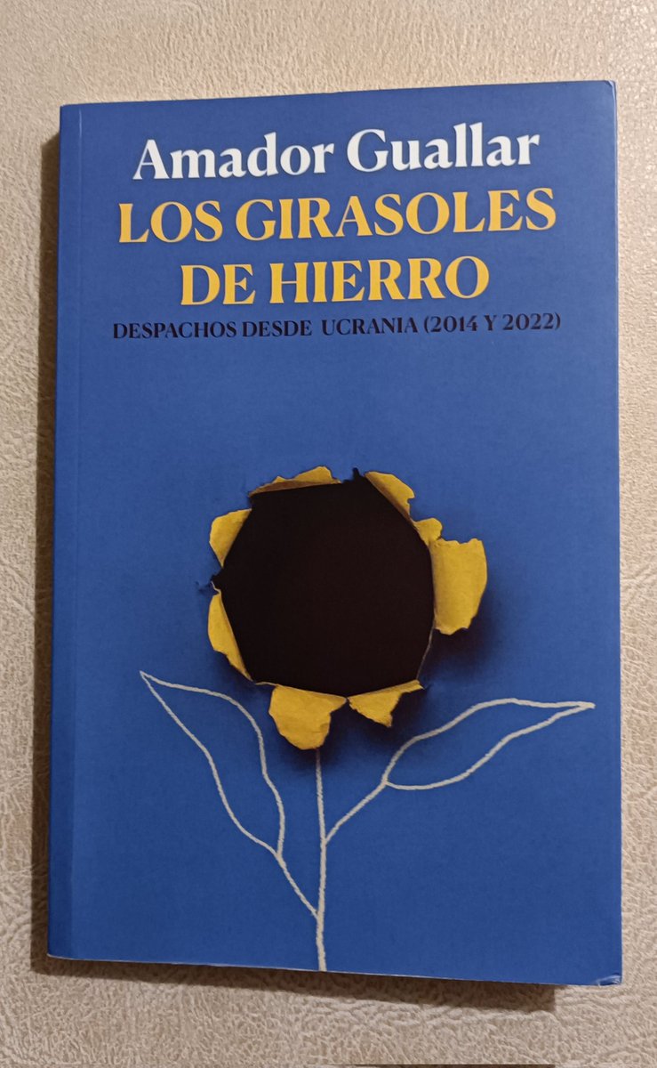 fpyyyaa's tweet image. Recomiendo el libro "Los girasoles de hierro" de @AmadorGuallar de  @EdicionesLarrad. Ensayo que recopila las crónicas de Amador durante el "Euromaidán" de 2014 y los primeros meses de la guerra de Ucrania. Directo, duro y realista, con notas de historia impagables.