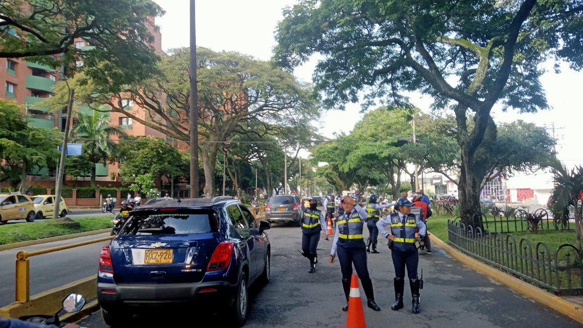 MovilidadCali's tweet photo. Cuidamos la vida todos y todas. 🫶

#AEstaHora nuestro cuerpo de agentes de tránsito adelanta operativos de control en diferentes puntos de la ciudad.

#TeQueremosCali💙❤️💚
@AlcaldiaDeCali @JorgeIvanOspina @WMVallejo https://t.co/0vVYmiYTJg