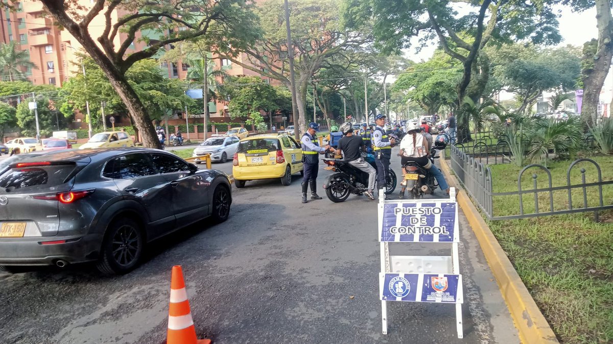 MovilidadCali's tweet photo. Cuidamos la vida todos y todas. 🫶

#AEstaHora nuestro cuerpo de agentes de tránsito adelanta operativos de control en diferentes puntos de la ciudad.

#TeQueremosCali💙❤️💚
@AlcaldiaDeCali @JorgeIvanOspina @WMVallejo https://t.co/0vVYmiYTJg