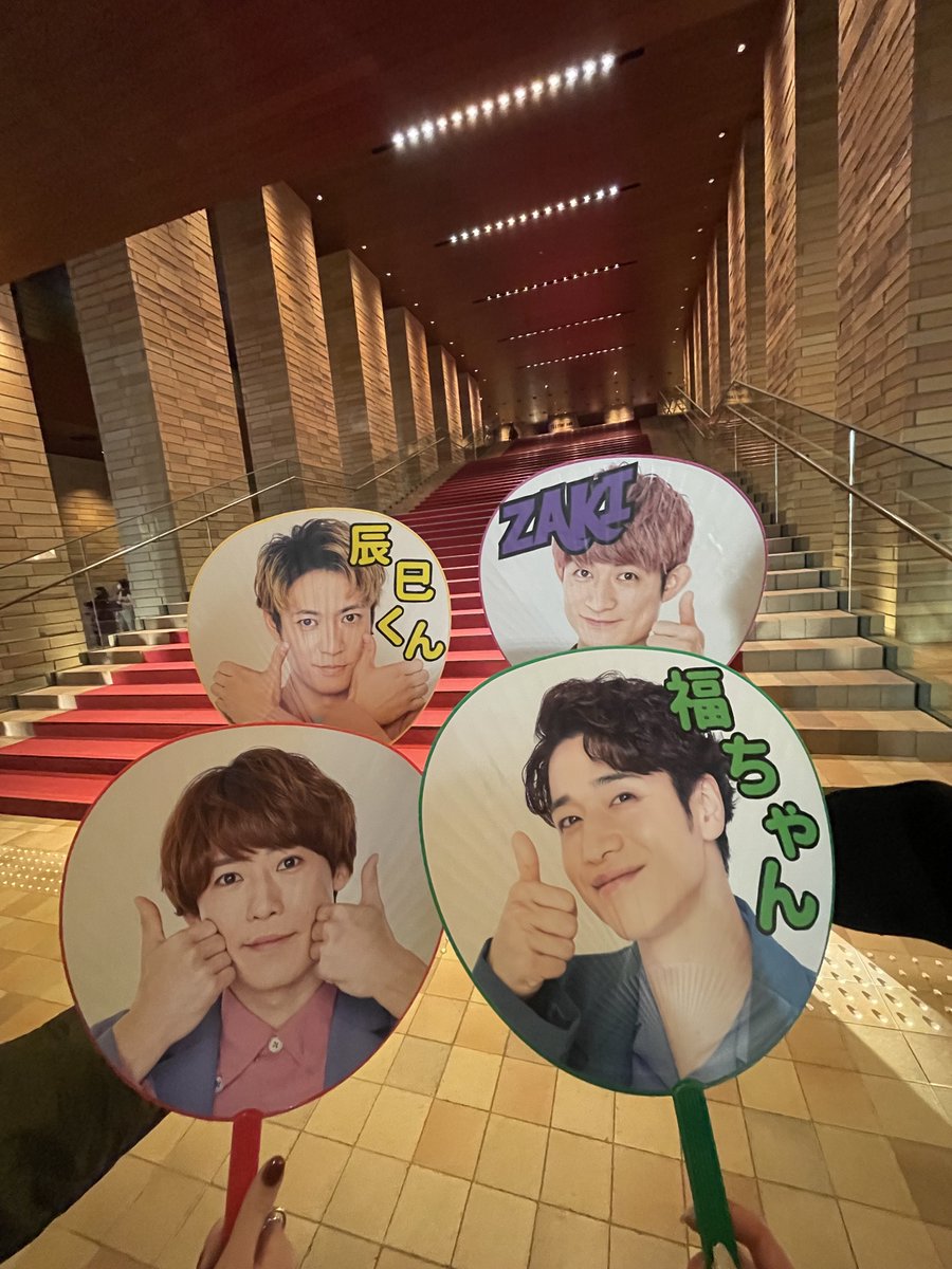 fuku4uaaaa's tweet photo. 大阪最終日はいつメン大集合🤞🤞🤞🤞
終わらないで〜明日もLIVEやろう〜ってずっと言ってた！ゆ〜たち可愛いグッズ考えてくれてありがとう♡ふぉゆ担鼻が高いよ♡
楽しい冬をありがとう♡
ゆ〜たちこそ、私達の一生近くにいてください。またすぐね！すぐ会おうね！

#ふぉ〜ゆ〜
 #GoodJobLIVE https://t.co/jrOTCHRqux
