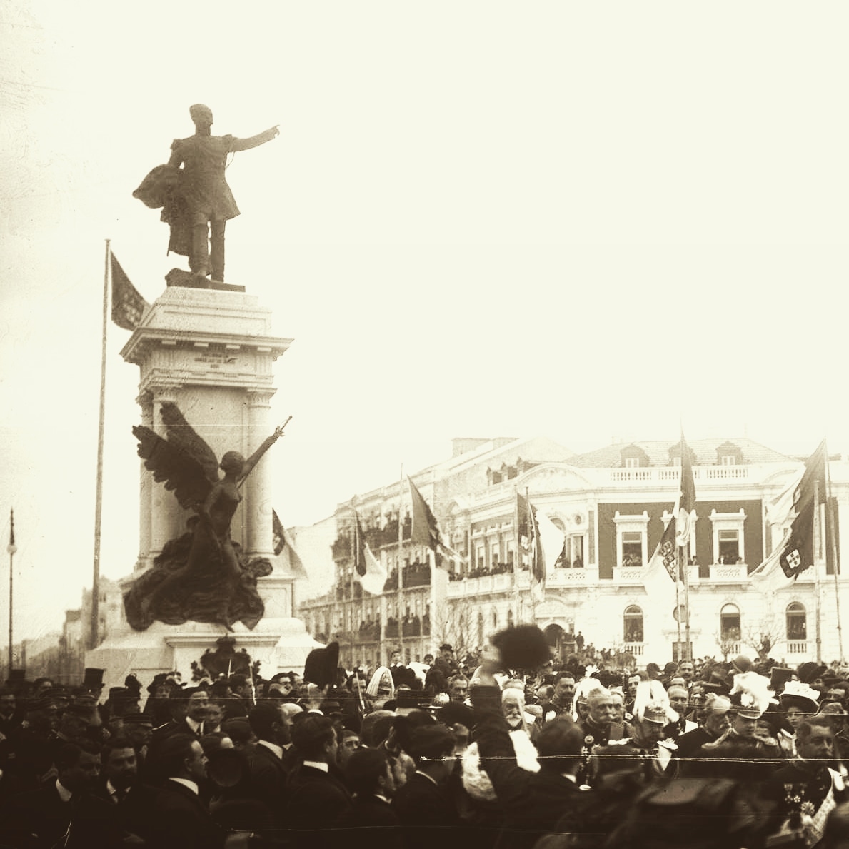 RT @ArquivoMTD: Inauguração da #estátua do Duque de #Saldanha, na praça com o seu nome, em #1909. #História das #Avenidas em #LisboaDesaparecida de #MarinaTavaresDias.  #post: #MTDArchives.