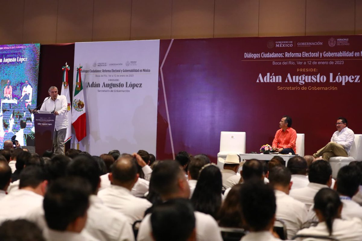 adan_augusto's tweet photo. Muy agradecido con el pueblo de Veracruz por su fraterna y amistosa recepción. Iniciamos la agenda en el “Café la Parroquia” con el Gobernador @CuitlahuacGJ, una productiva reunión con los miembros del CCE y un diálogo ciudadano con todos los sectores de esta gran entidad. https://t.co/XmJed8f6Nv
