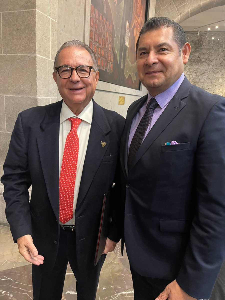 AlfredPadillaV's tweet photo. Agradezco al Presidente del @senadomexicano, @armentapuebla_ y a nuestro Presidente de @CONCAMIN, @abugaberjose, la oportunidad de trabajar en conjunto, combatiendo la ilegalidad, contrabando y subvaluación, para el bienestar de la industria nacional ⚙️🇲🇽 https://t.co/9ZBNKStTl7