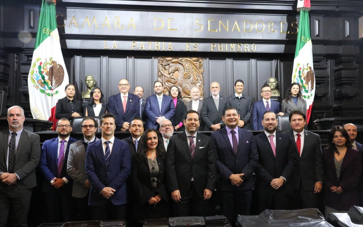 AlfredPadillaV's tweet photo. Agradezco al Presidente del @senadomexicano, @armentapuebla_ y a nuestro Presidente de @CONCAMIN, @abugaberjose, la oportunidad de trabajar en conjunto, combatiendo la ilegalidad, contrabando y subvaluación, para el bienestar de la industria nacional ⚙️🇲🇽 https://t.co/9ZBNKStTl7
