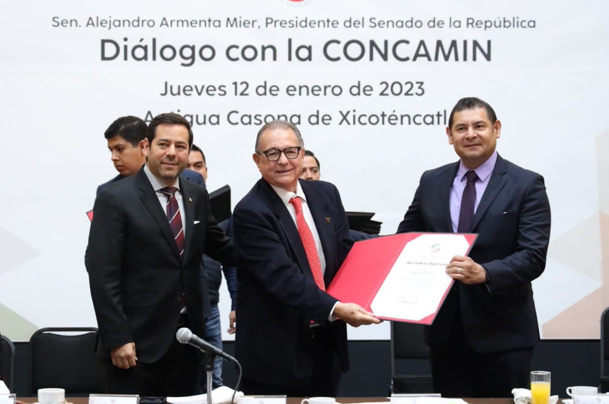 AlfredPadillaV's tweet photo. Agradezco al Presidente del @senadomexicano, @armentapuebla_ y a nuestro Presidente de @CONCAMIN, @abugaberjose, la oportunidad de trabajar en conjunto, combatiendo la ilegalidad, contrabando y subvaluación, para el bienestar de la industria nacional ⚙️🇲🇽 https://t.co/9ZBNKStTl7