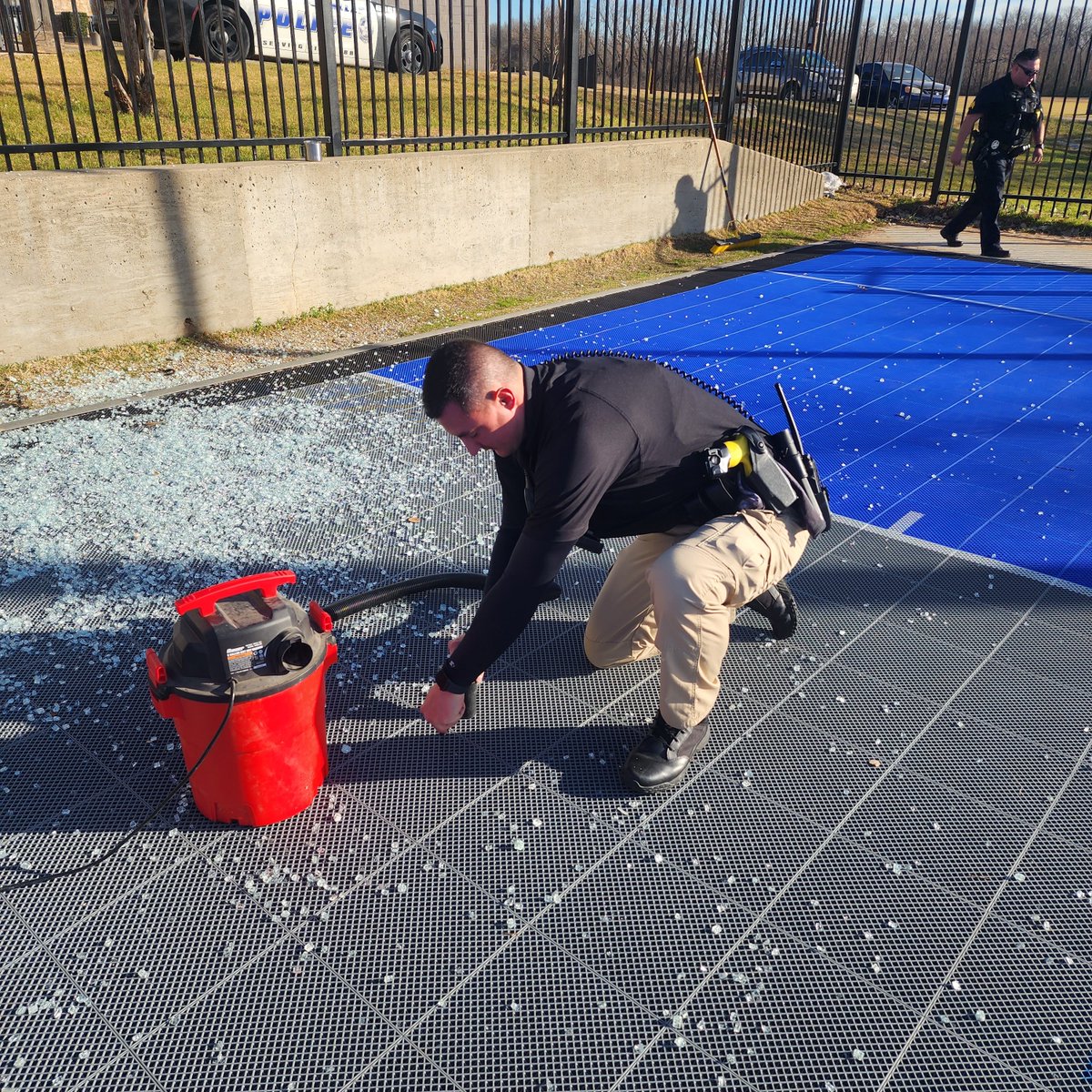 FrazierRevital's tweet photo. Big shout out to Sergeant Herrera + Officers Neal & Van Hooser – along with a #Frazier Townhomes resident – for cleaning up broken glass on our basketball court yesterday!
#community #FrazierRevitalization
#dosomethinggood #dosomethinggoodinfrazier
#southeastdallas #dallastx https://t.co/Ogs4wIvpJw