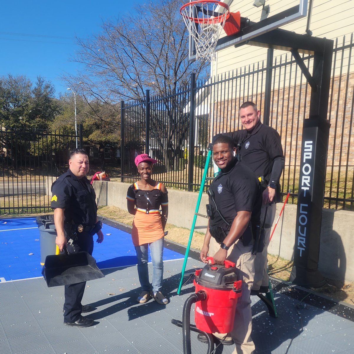 FrazierRevital's tweet photo. Big shout out to Sergeant Herrera + Officers Neal & Van Hooser – along with a #Frazier Townhomes resident – for cleaning up broken glass on our basketball court yesterday!
#community #FrazierRevitalization
#dosomethinggood #dosomethinggoodinfrazier
#southeastdallas #dallastx https://t.co/Ogs4wIvpJw