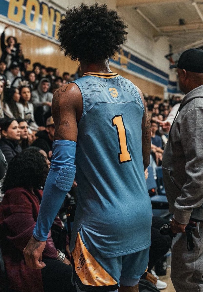 boysluvsage's tweet photo. Mikey Williams with the dumpy 🍑🍑 https://t.co/nWi4szn9NJ