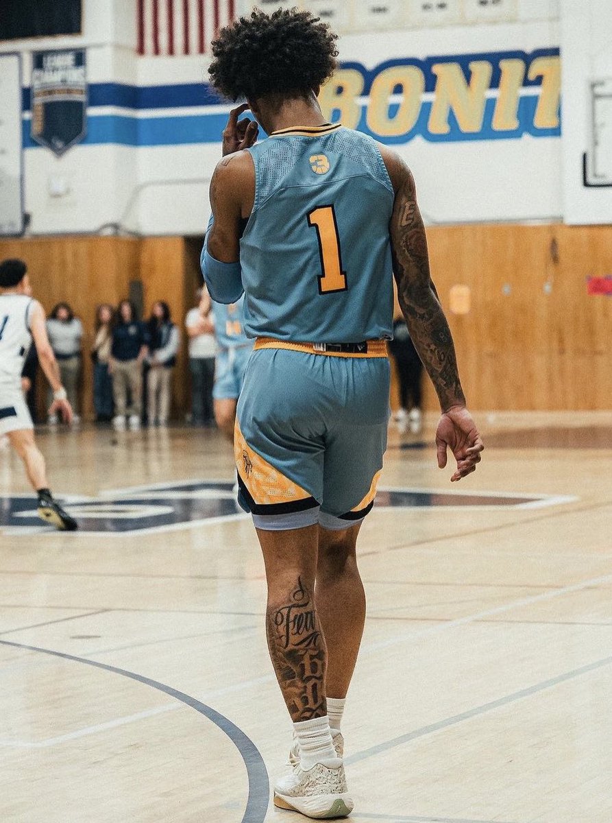 boysluvsage's tweet photo. Mikey Williams with the dumpy 🍑🍑 https://t.co/nWi4szn9NJ