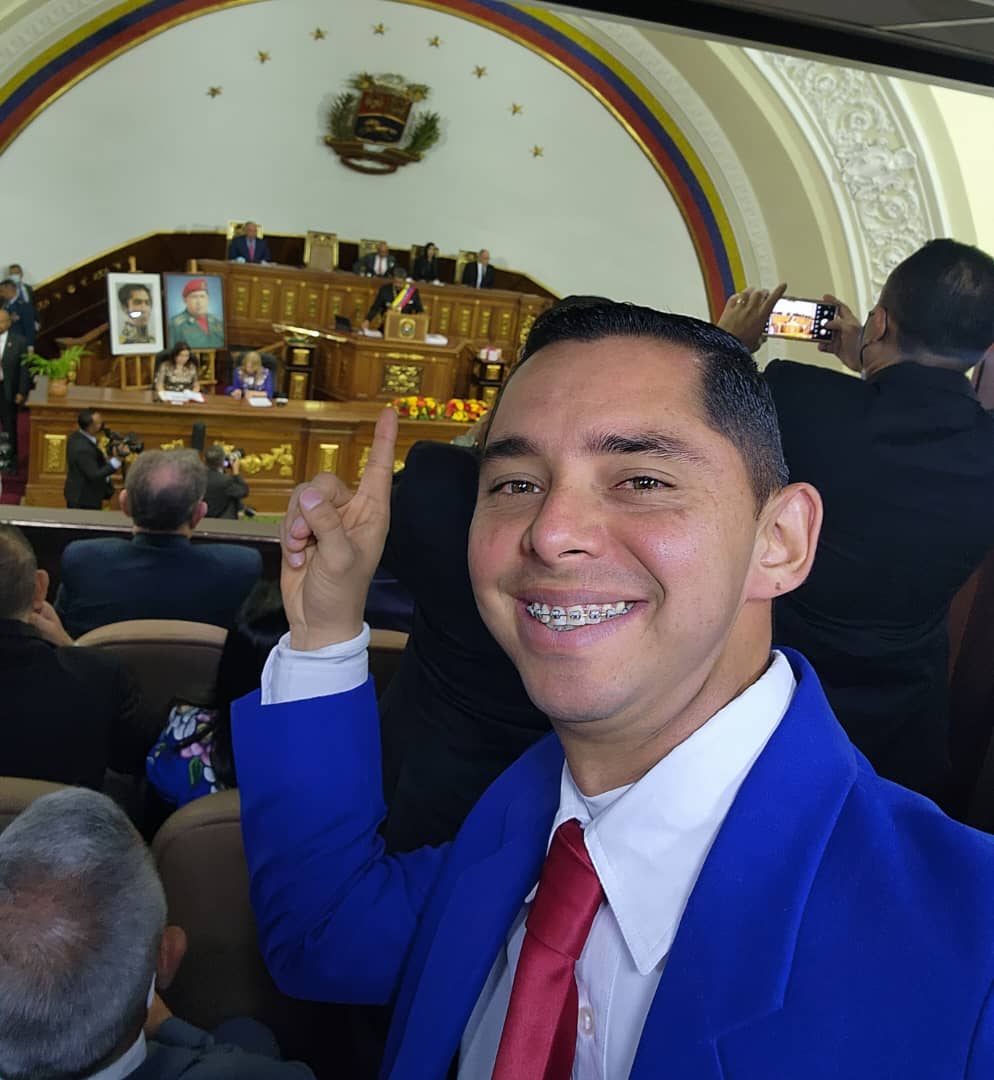 Acompañando a nuestro Presidente <a href="/NicolasMaduro/">Nicolás Maduro</a> en su memoria y cuenta 2022 desde la Asamblea Nacional.

Cuente Presidente con nuestra #MèridaCiudadDeRetos para continuar juntos avanzando en la superación de los retos por venir en este 2023 de la mano de Dios y nuestro pueblo.