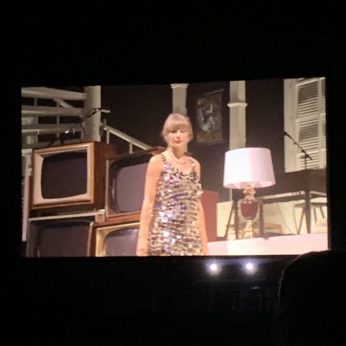PopBase's tweet photo. Taylor Swift makes surprise appearance at The 1975’s concert in London to perform ‘Anti-Hero.’ https://t.co/yz4uXg9fgh