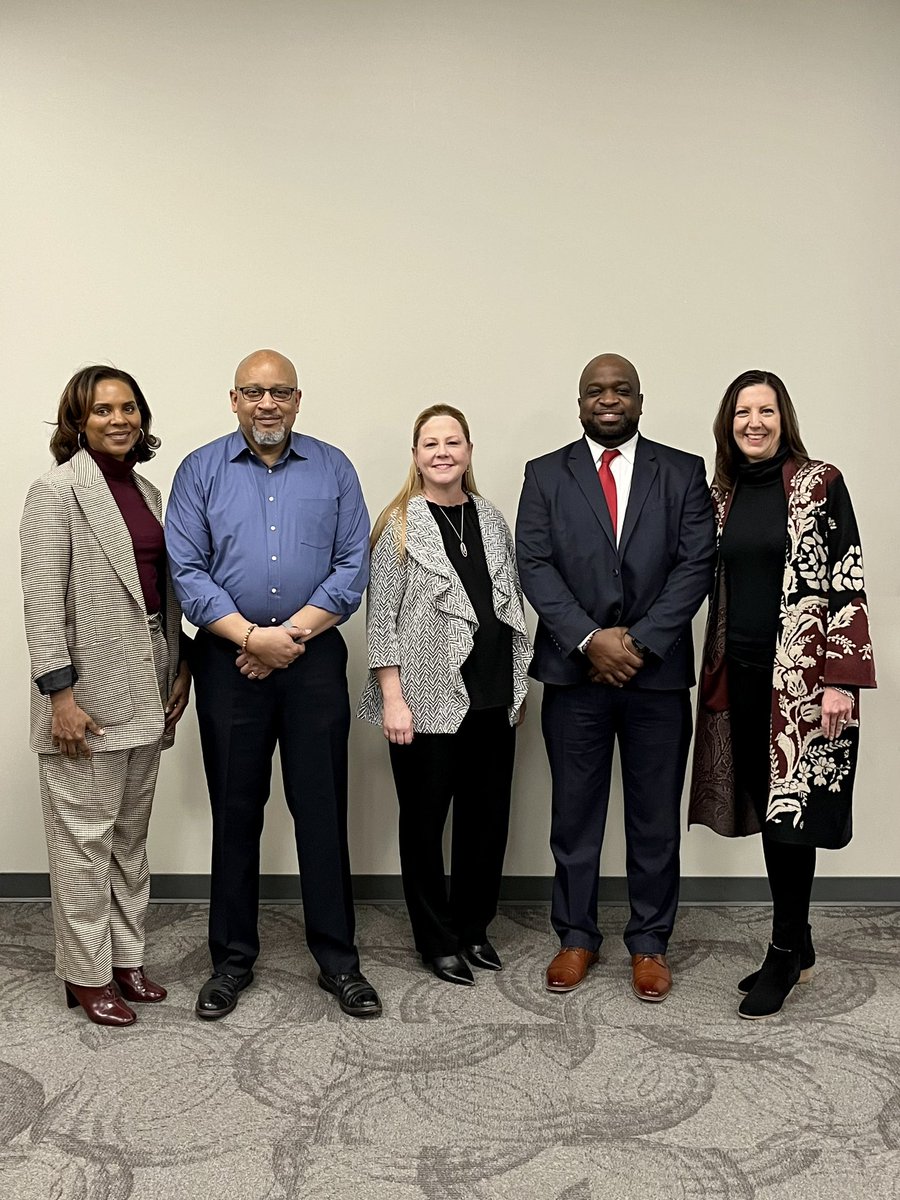AhuskerAmy's tweet photo. Thank you @PrincipalKafele for your inspiration and wisdom! #leadershipmatters #selfreflection #rememberingyourwhy #myintent @kckschools @Mstewart_2u @KristenScottISU @LBilboErvin @JudithC1908 @astubblefield7 https://t.co/QnOoOJDWGE