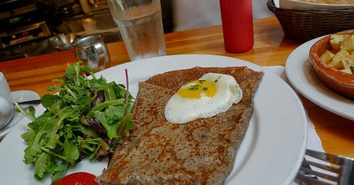 Amberor's tweet photo. Recette de galette - matefaim - au sarrasin garnie d'échalotes jambon et fromage râpé à la lyonnaise https://t.co/PG9KC3kLfA #galette #matefaim #sarrasin #échalotes #jambon #fromage #cuisine #lyonnaise #Lyon https://t.co/HUNlZwis3w