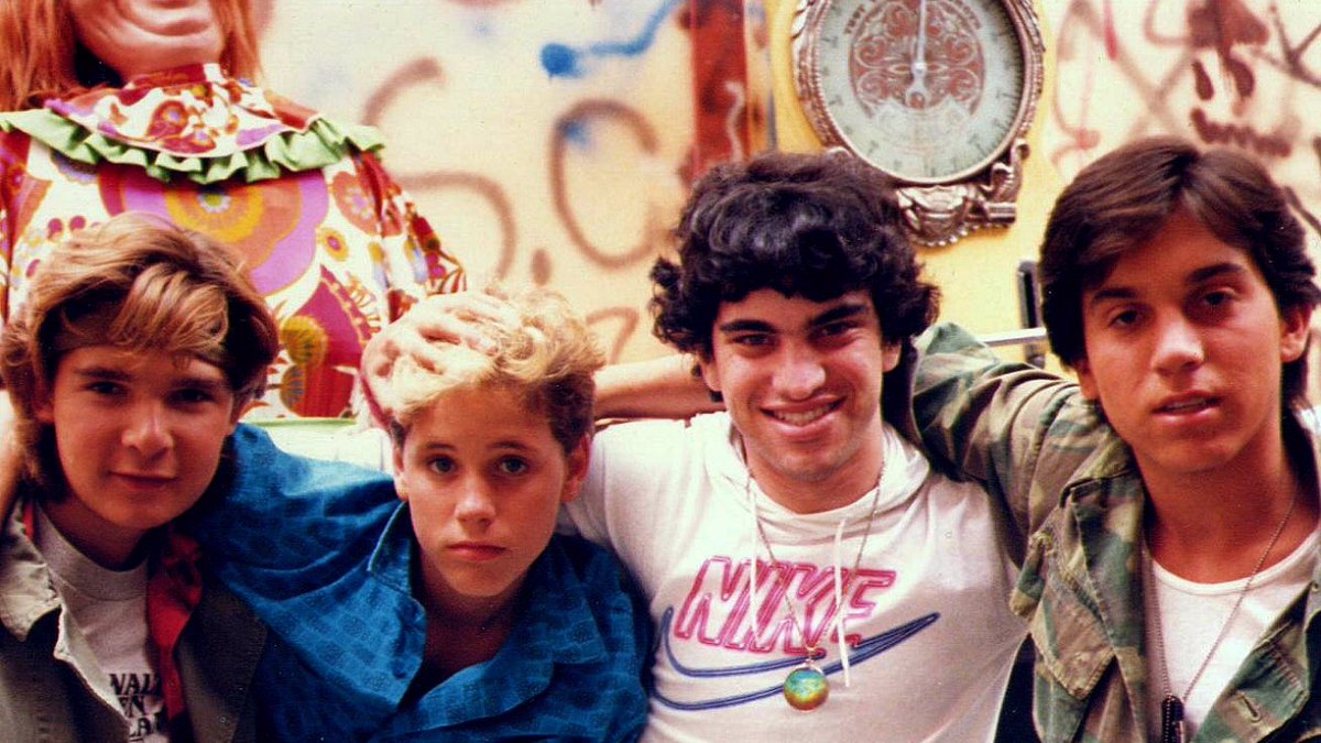TFTInfamy's tweet photo. @12nighthorror I think I can answer that question.This pic was taken around the same time and only a few feet away. The Lost Boys set was really cool!
L to R in this pic: Corey Feldman, Corey Haim, me, Jamison Newlander. #Horror #HorrorCommunity #HorrorFam #FilmTwitter #ThanksForTheInfamy https://t.co/xA2GjrL2bg