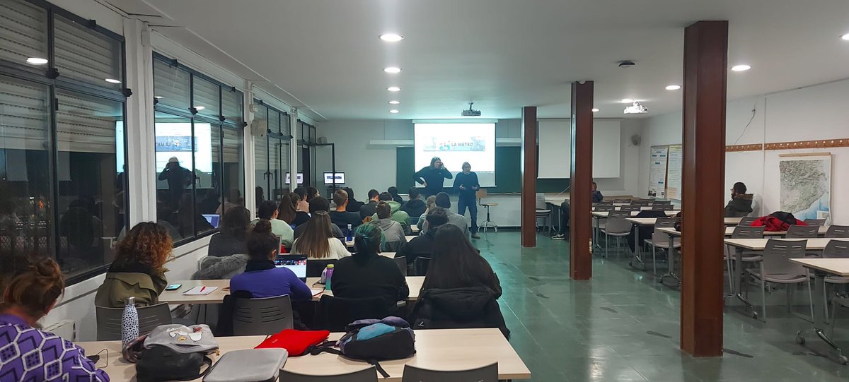 alexmegapc's tweet image. Avui en @meteopolita i jo em fet una classe de #meteo a @universitatURV al Master de formació Professional agrair a @ibangbc professor titular i content d’haver conegut en @AdriaPinol i la resta d’alumnes.