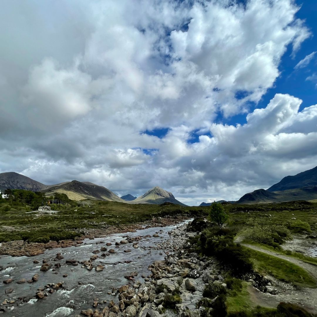 UKTravelPlans's tweet photo. More perfect views this time from near the Sligachan Old Bridge in Skye. For more ideas to plan your trip all the info can be found via the link in the bio!

#isleofskye #scotland #portree #visitscotland #skye #nature #highlands #photography #landscape #uk #roadtrip #mountains #s https://t.co/BUACVmfNKP
