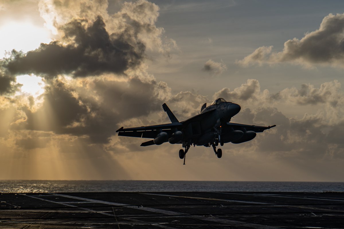 USPacificFleet's tweet image. Maritime #CombatPower in the #Pacific.
1) USS Makin Island in the Java Sea 
2) An F/A-18E Super Hornet makes an arrested landing onboard USS Nimitz in the Philippine Sea
3) Marines practice visit, board, search and seizure (VBSS) in the Natuna Sea
@INDOPACOM @US7thFleet