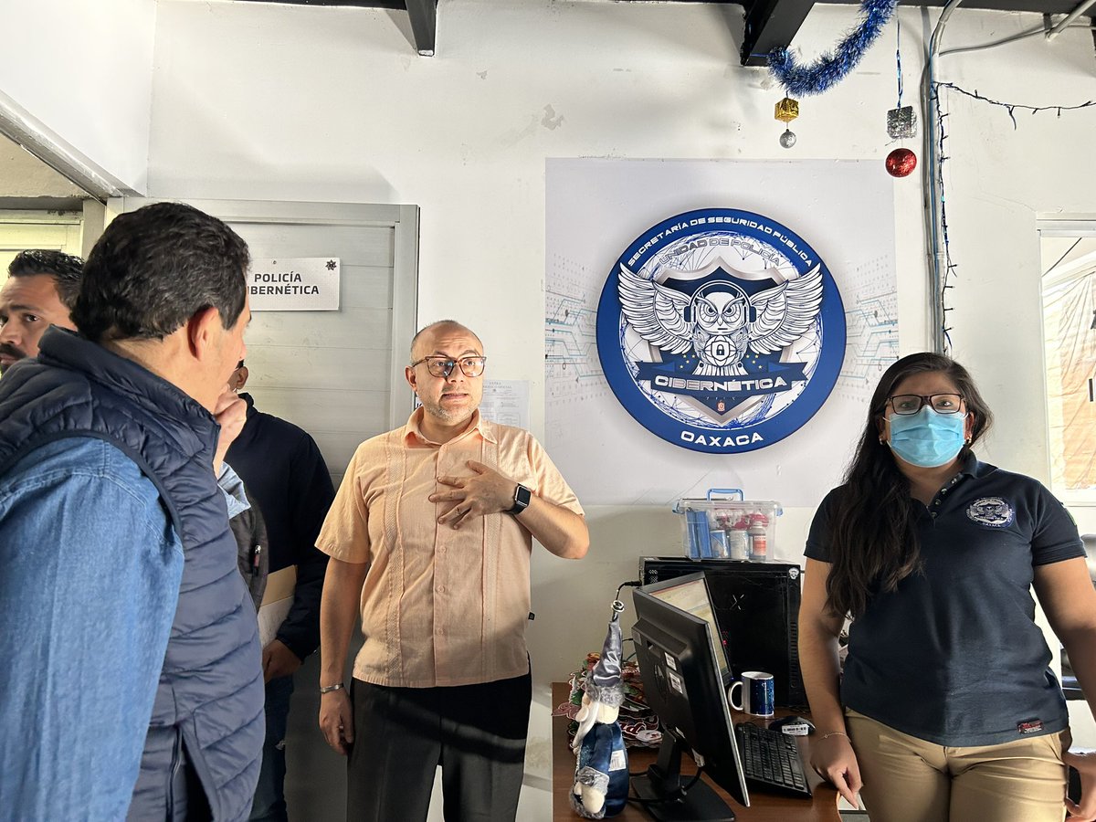 SIDISSPC_GobOax's tweet photo. Durante la visita del titular de la @Omayorssp @laloximeneztux, se realizó un recorrido de supervisión de inmuebles y áreas que integran las #SIDI para dar seguimiento y atención oportuna,a las necesidades de esta Subsecretaría. @IvanGarcia_A @SSPC_GobOax @salomonj  @UPCOaxaca https://t.co/jIxfSh0CNu