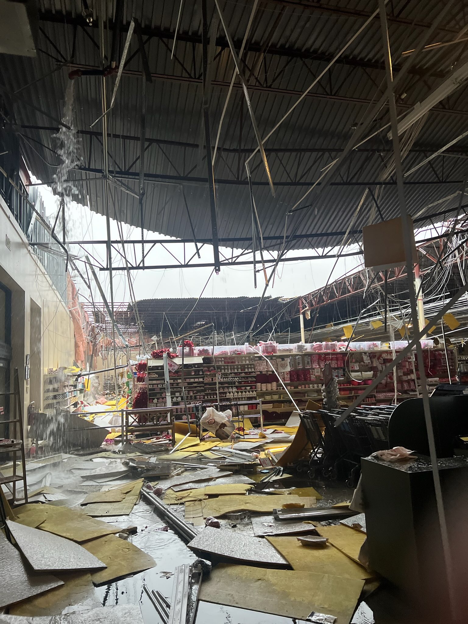 Christine Sperow FOX 5 on Twitter "TORNADO DAMAGE Hobby Lobby in