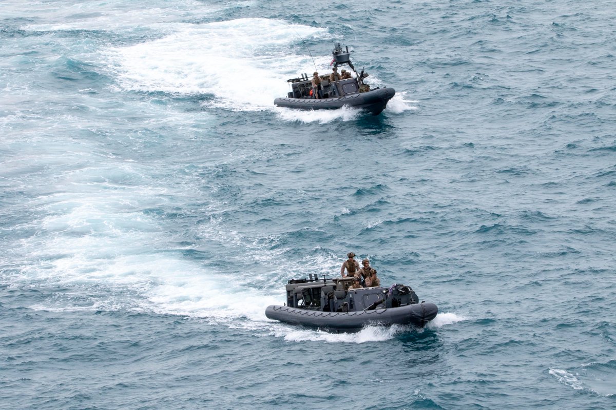 USPacificFleet's tweet image. Maritime #CombatPower in the #Pacific.
1) USS Makin Island in the Java Sea 
2) An F/A-18E Super Hornet makes an arrested landing onboard USS Nimitz in the Philippine Sea
3) Marines practice visit, board, search and seizure (VBSS) in the Natuna Sea
@INDOPACOM @US7thFleet