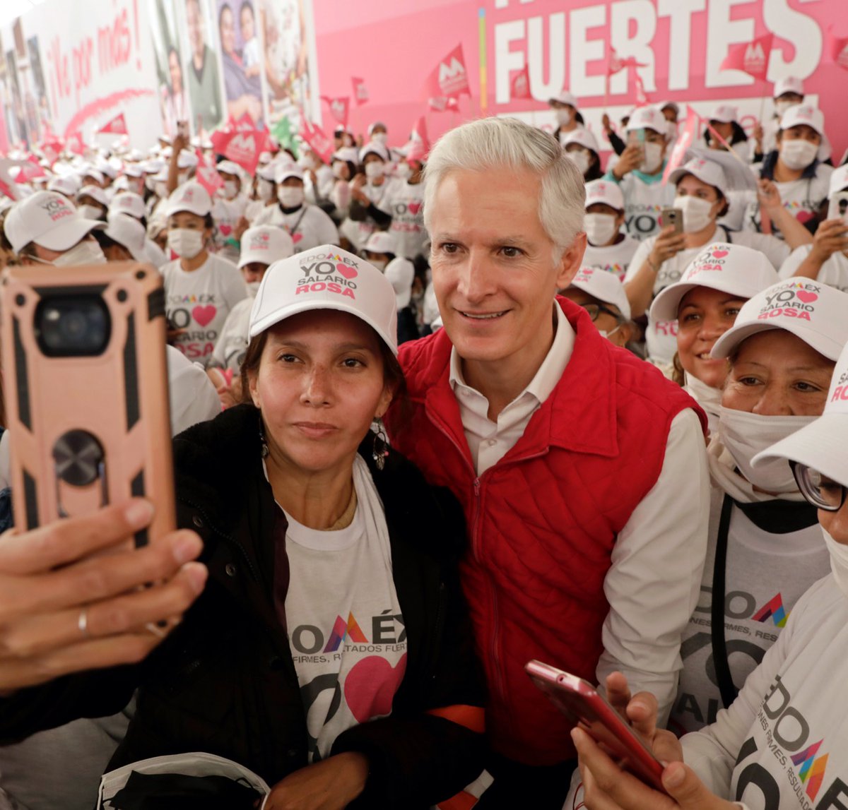 El #SalarioRosaNoSeDetiene y miles de Amas de Casa Mexiquenses continúan siendo beneficiadas! <a href="/alfredodelmazo/">Alfredo Del Mazo</a> entrega tarjetas del programa a beneficiarias del #Edomex en el municipio de Tlalnepantla. 👊🏻👸🏻❤️