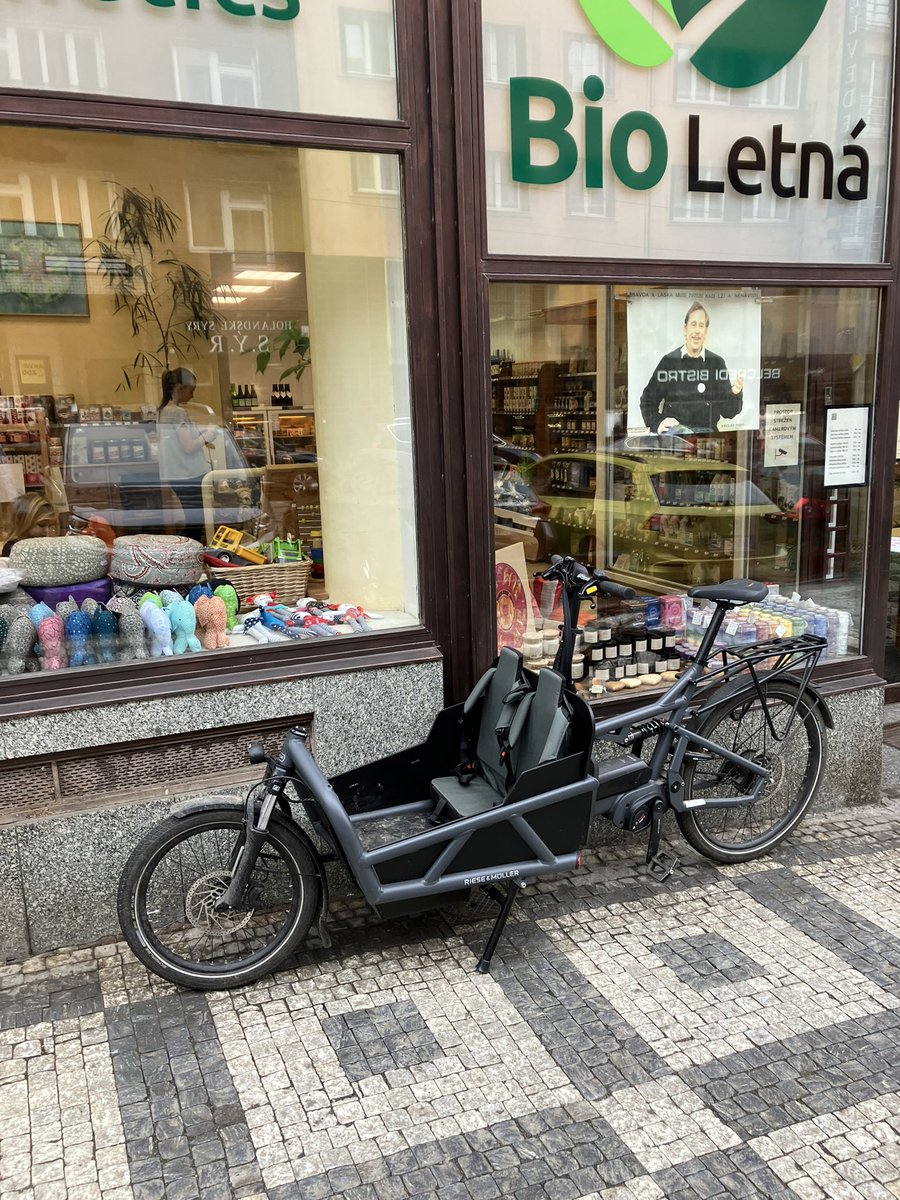 VStransky's tweet photo. Bio Letná
Cargo kolo
Václav Havel
Tady žije naděje!
@CargoBikeDaddy
#pravdaalaska #bioletna #cargobikes #jdetoivpraze #chcetocas https://t.co/PsgG62MVlf