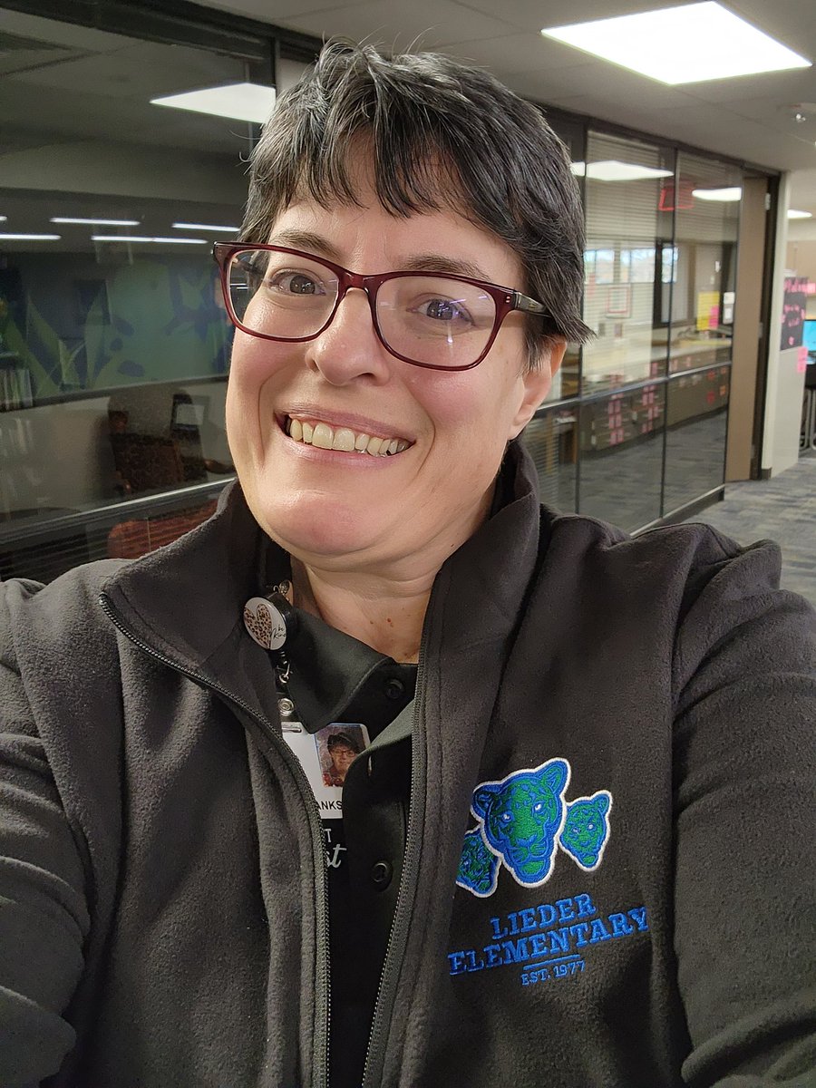 LeopardLibrary's tweet image. ❤️ LOVING ❤️ my new @CFISDLieder jacket!! It's soft and lightweight! #ItsTheLittleThings #ZipperedPockets #liederleopardsarebettertogether