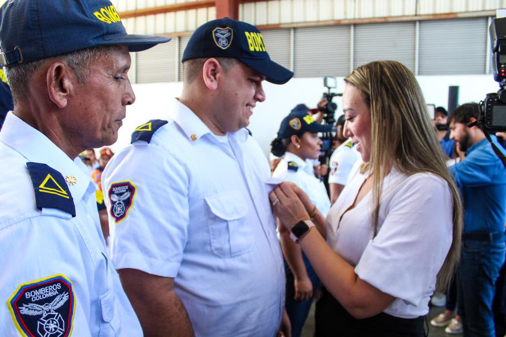 🙌🚒 ¡Barranquilla recordará siempre que sus bomberos son unos héroes!💪

🧑‍🚒 Estación de Bomberos Sargento Javier Solano Ruiz, así fue renombrada por el alcalde <a href="/jaimepumarejo/">Jaime Pumarejo</a> la estación ubicada en Las Flores, en homenaje a la vida y labor del bombero Solano. 🤝🫂