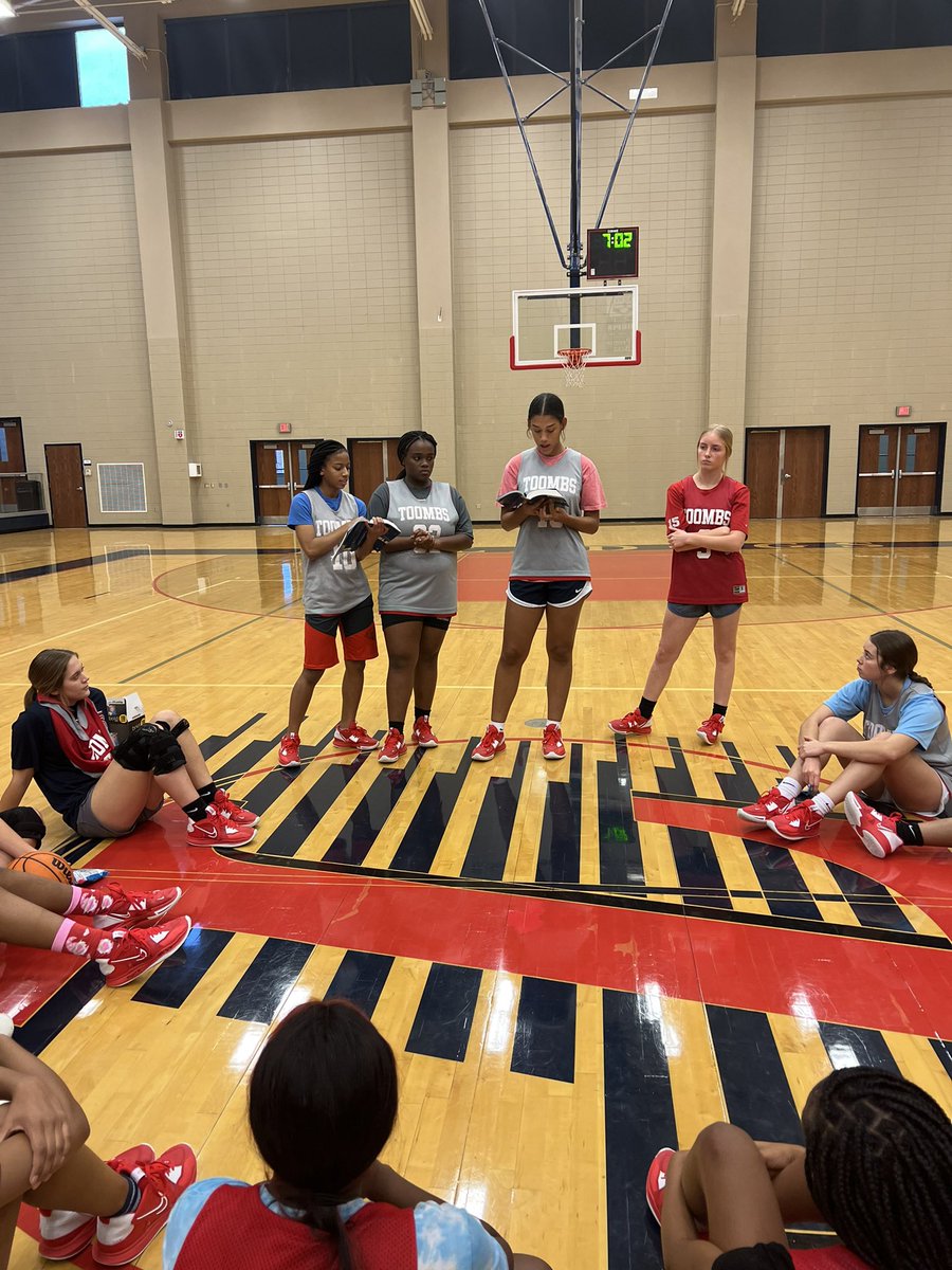 GirlsToombs's tweet image. Our FRESHMEN led today’s devotional! #BeCOURAGEOUS #BeSELFLESS ❤️💙🏀