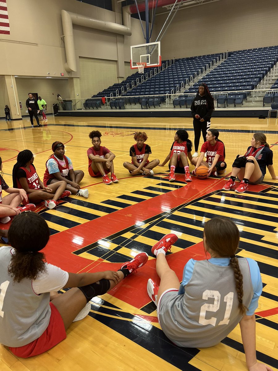 GirlsToombs's tweet image. Our FRESHMEN led today’s devotional! #BeCOURAGEOUS #BeSELFLESS ❤️💙🏀
