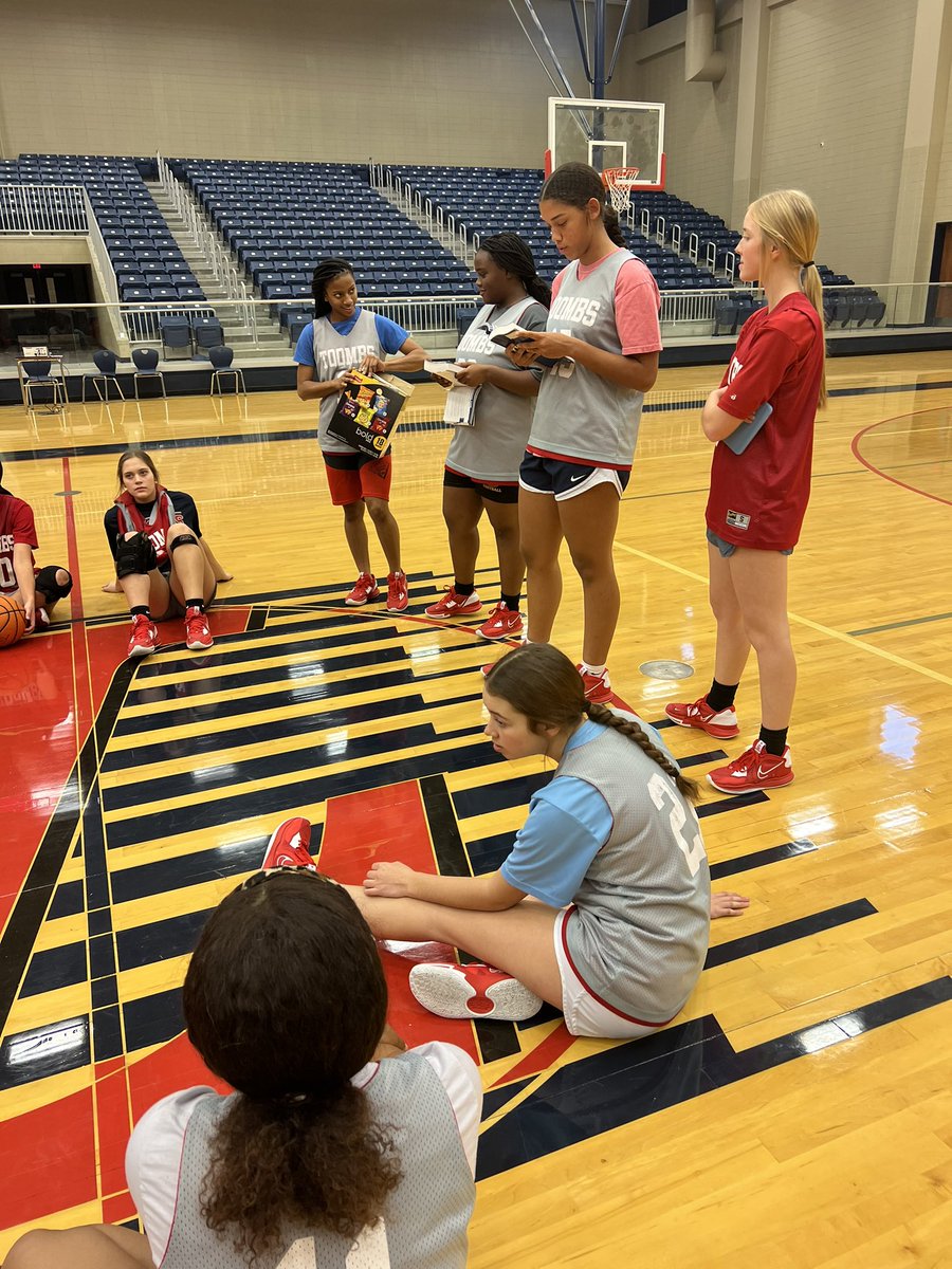 GirlsToombs's tweet image. Our FRESHMEN led today’s devotional! #BeCOURAGEOUS #BeSELFLESS ❤️💙🏀