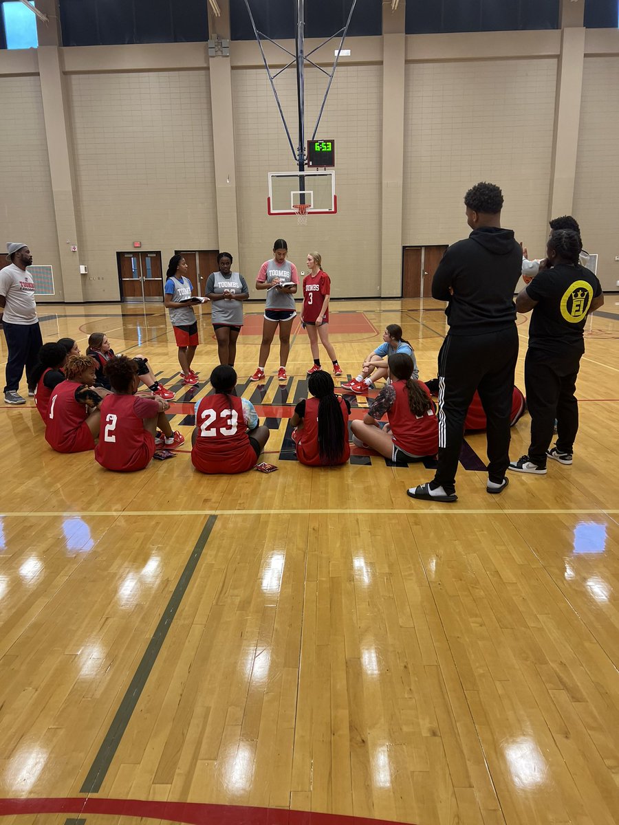 GirlsToombs's tweet image. Our FRESHMEN led today’s devotional! #BeCOURAGEOUS #BeSELFLESS ❤️💙🏀